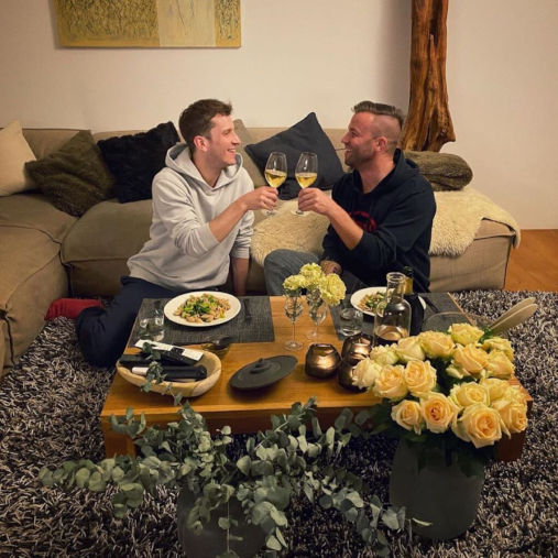 Jonny Fischer und sein Mann Michi Angehrn stossen auf die Liebe an