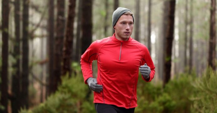 Auch beim Sporttreiben an der frischen Luft sollte man sich warm genug anziehen. Bild: Maridav/Depositphotos