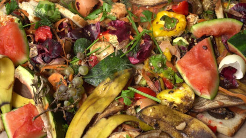 Schicht fur Schicht zum Kompost im eigenen Garten