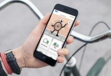 «Luzern fährt Velo»: Ab in den Sattel, mitfahren und gewinnen Abgebildet ist eine Hand, die ein Handy hält, auf dem die Cyclomania-App geöffnet ist.
