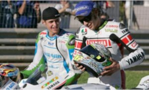 2005 feierten sie gemeinsam ihren WM Titel nun treten sie von der grossen Buehne ab Tom Luethi und Valentino Rossi. Bild Facebook The Doctor 46 Valentino Rossi Fanpage.