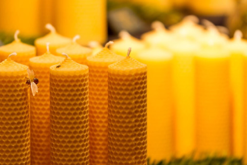 Bienenwachskerzen sind eine umweltschonendere Alternative zu Kerzen aus Paraffin. Bild AMzPhoto Depositphotos