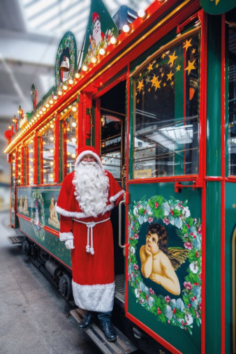 Der Weihnachtsmann faehrt im Maerlitram mit. Bild Facebook Zuerich Tourism