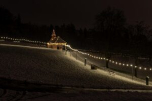 Die Lichter geben die Kapelle Heiligkreuz in einen maerchenhaften Touch. Bild Facebook Lichterweg Baar