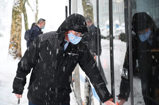 Ein Bild aus dem vergangenen Winter Ein ZVB Mitarbeiter und Bus im Kampf gegen die weisse Pracht. Bild Facebook Zugerland Verkehrsbetriebe ZVB
