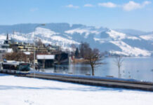 So rüstet sich die ZVB für den grossen Schnee Ein Bus der ZVB faehrt entlang des Zugersees.