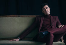 Das Debut eines alten Hasen Musiker Seven sitzt auf dem Sofa