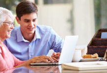 Schweizer Senioren drängen ins Internet Teenager und Grossmutter mit Laptop