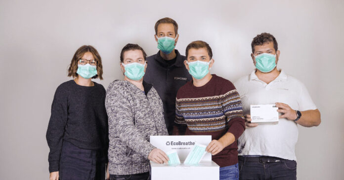 Das Schweizer Team hinter EcoBreathe posiert in ihren Maksen.