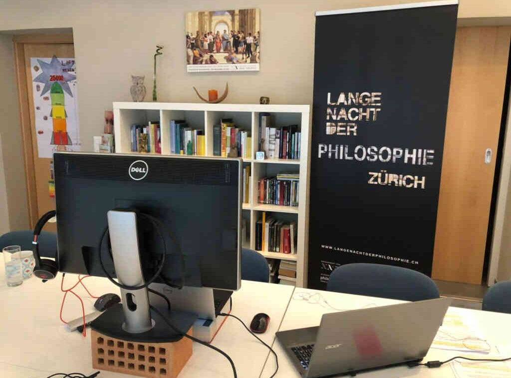 Ein Home Office mit dem Plakat der Langen Nacht der Philosophie.