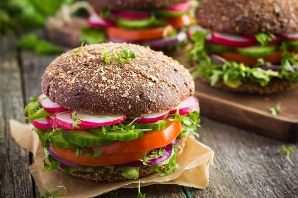 veganer Hamburger steht auf Tisch