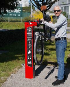 Veloservicestation Cham: Victor Zoller stellt die neue Velopumpe bei der Badi in Cham vor (Pro Velo Zug).