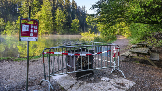 Steinhauserwald: Absperrung der Grillstellen beim Weiher, 7. Mai 2020