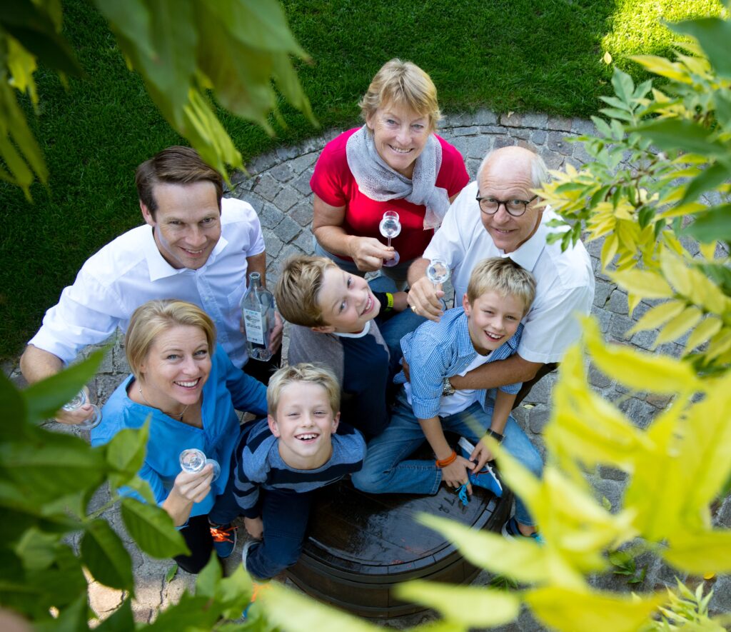 Die Familie Etter: Ein Glas Kirsch muss sein – selbstverständlich nur für die Erwachsenen. Bild: Etter Söhne AG