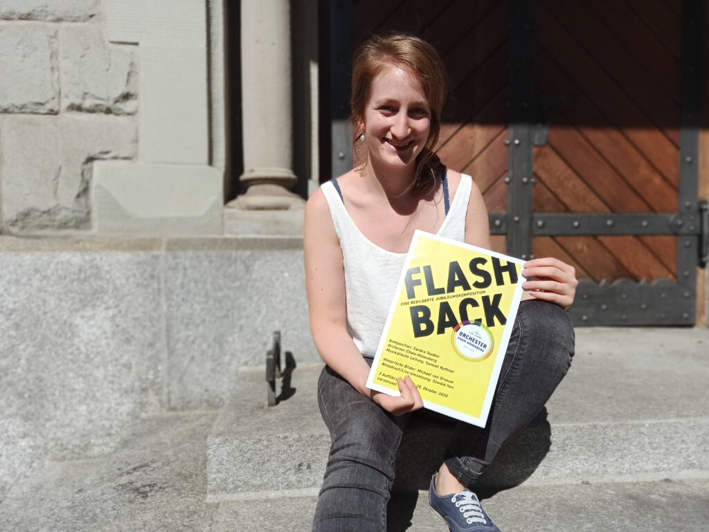 Michèle Willimann präsentiert das Plakat des Jubiläumsprojekts. Bild: sib