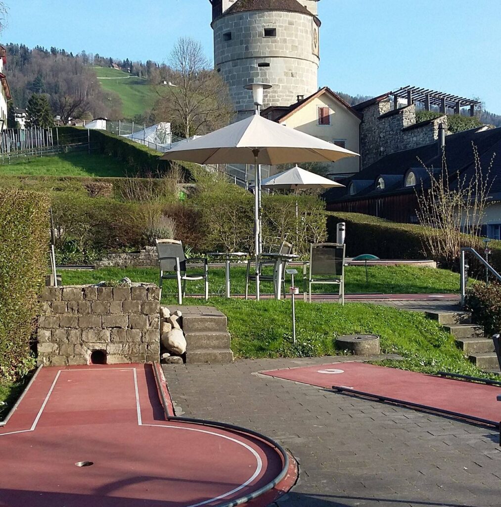 Die Minigolfanlage auf der Schanz mit dem Pulverturm im Hintergrund. Bild: Facebook Minigolf Schanz Zug