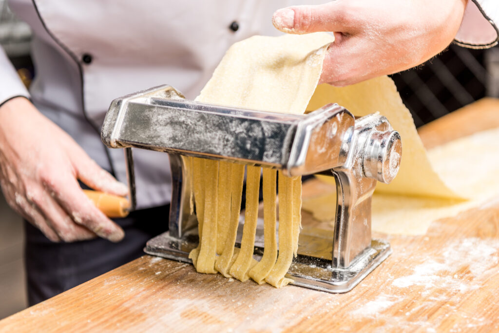 Beim Kreieren der eigenen Pasta ist voller Einsatz gefragt. Bild: DmitryPoch/Depositphotos