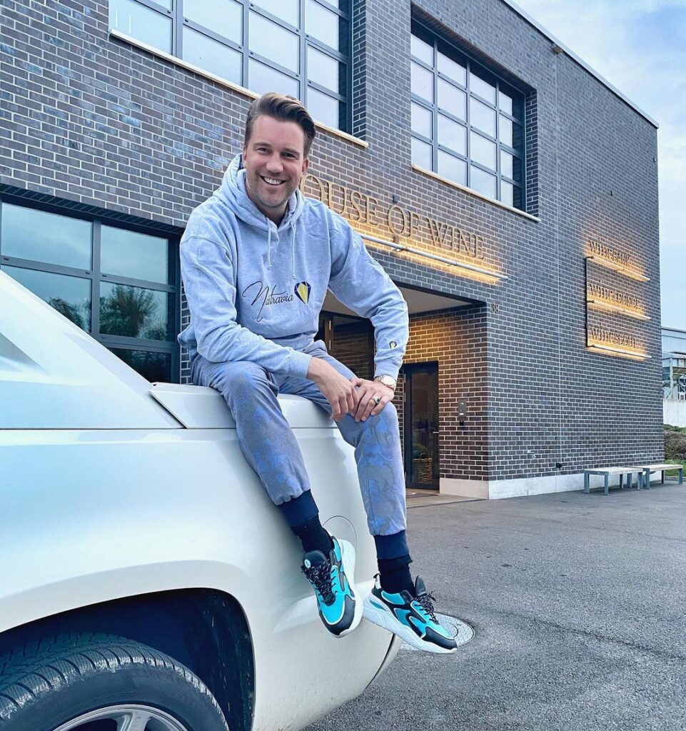 Antoine Konrad vor seinem «House of Wine» in Biel-Benken. Bild: Instagram djantoineofficial