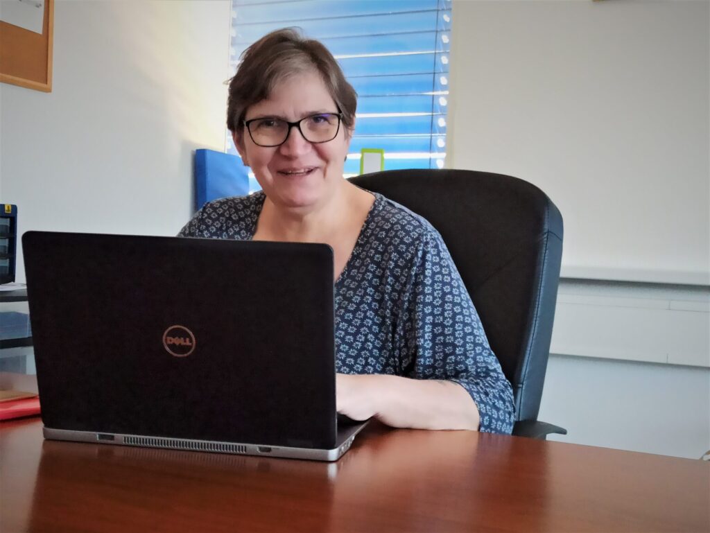 Rosa Kolm checkt Facebook-Posts im «ZhZ»-Büro. Bild: sib Zuger helfen Zugern