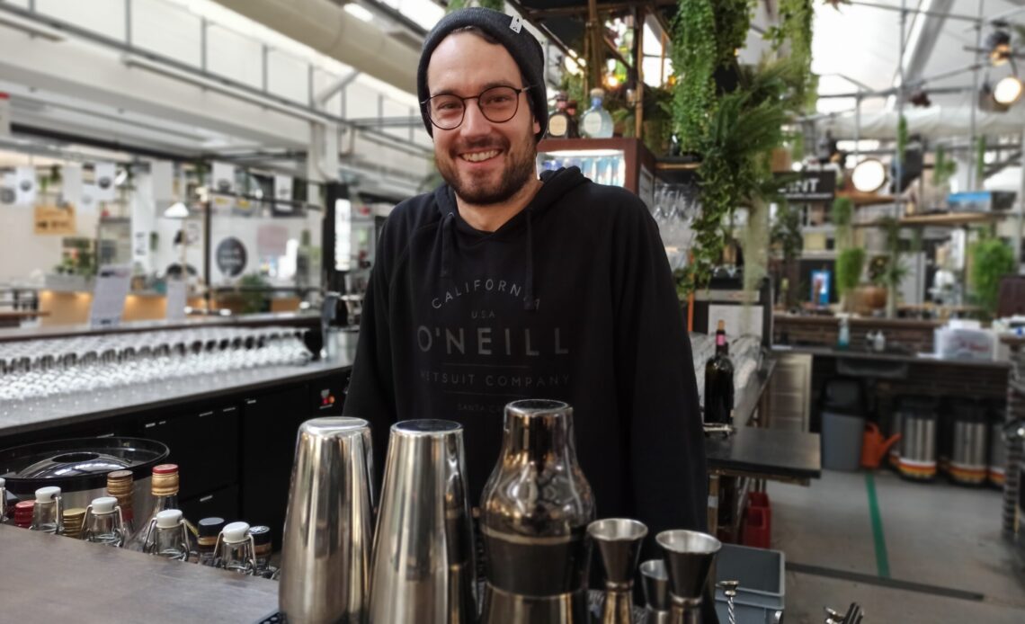 Marco Husi hinter der Hauptbar im Freiruum. Bild: sib