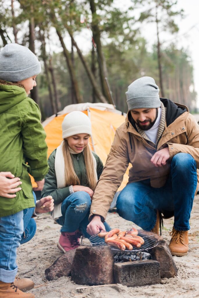 Familie beim Bräteln draussen