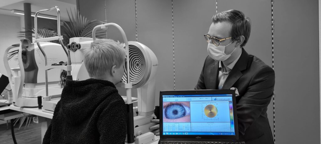Gianni Bistoletti betreut einen jungen Kunden bei Myopiemanagement Optik Schumpf & Baggenstos