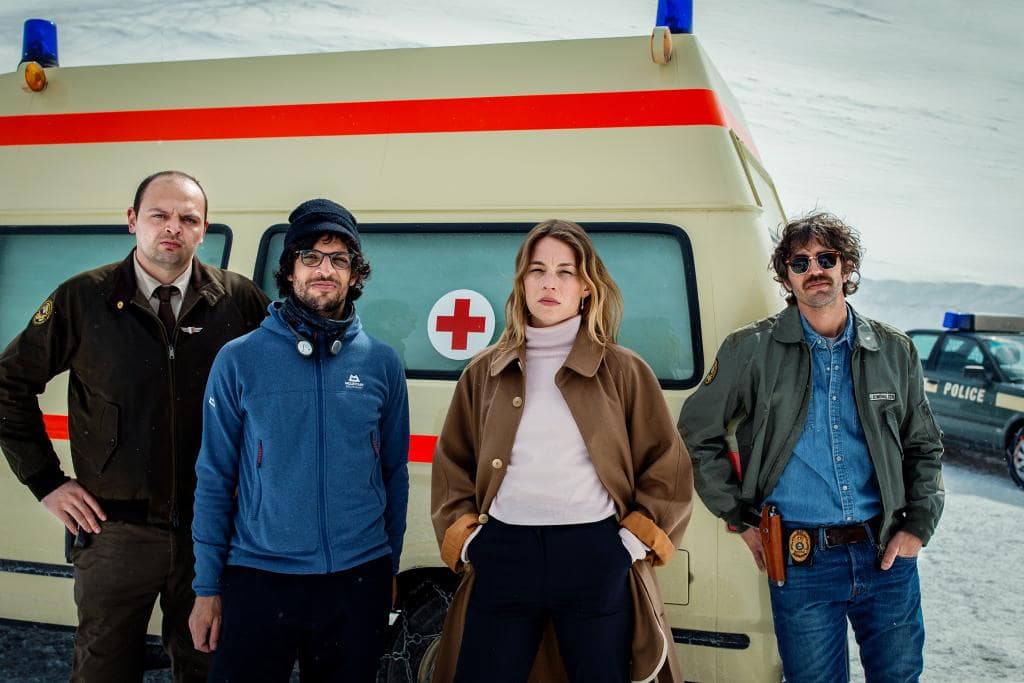 Anna Rossinelli steht mit ihren Schauspielkollegen vor einem Krankenwagen