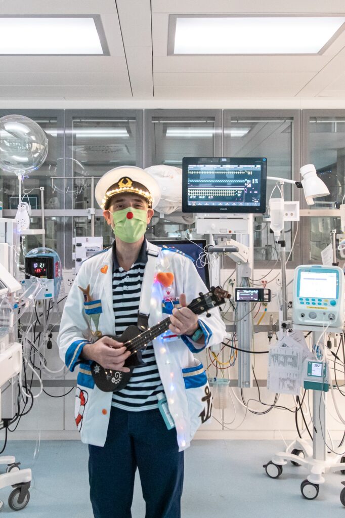 Dr Ahoi spielt Ukulele auf der Neonatologie im Kantonsspital Chur