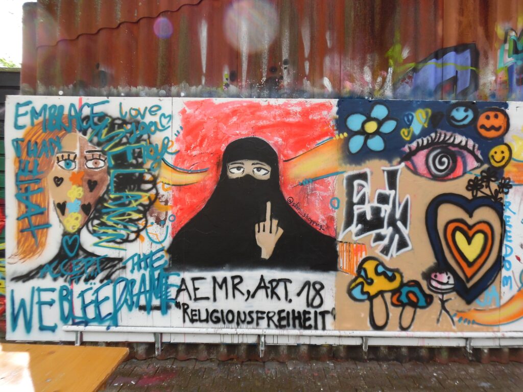 Graffitiwand mit politischer Botschaft