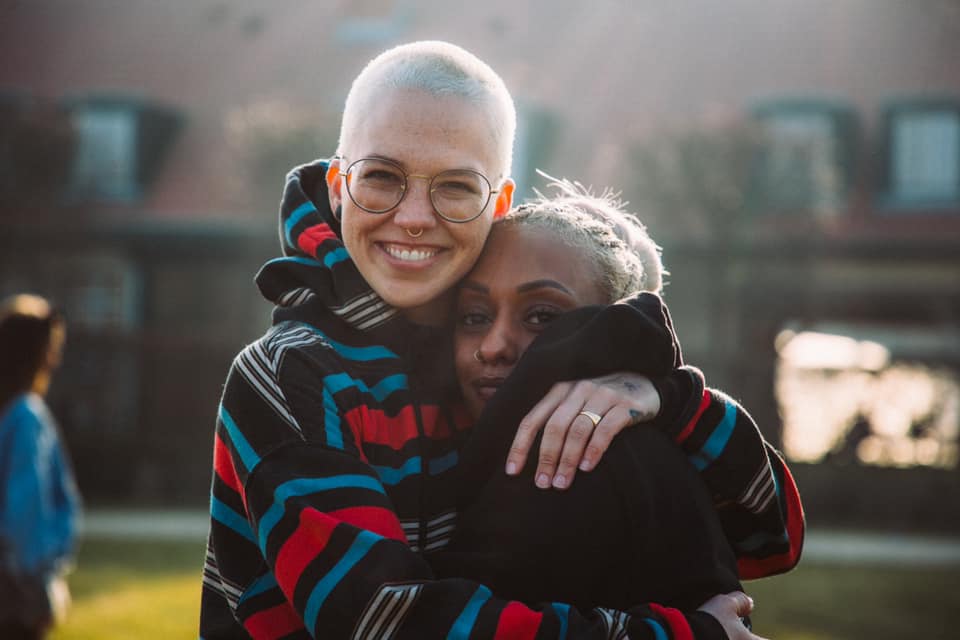 Stefanie Heinzmann und Nura umarmen sich