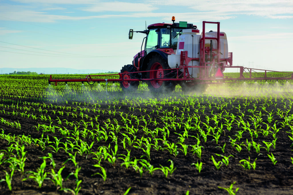 Landwirtschaftsfahrzeug verteilt Pestizide auf Feld