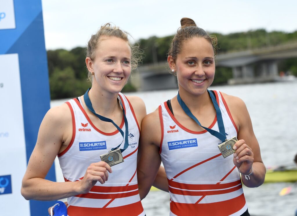Frédérique Rol und Patrica Merz posieren mit Medaille um den Hals