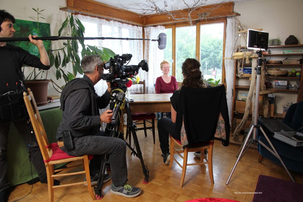 Claudia Steiner interviewt Andrea Iten in einer Wohnung