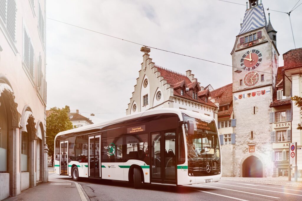 Der E-Bus eCitaro fährt durch Zug