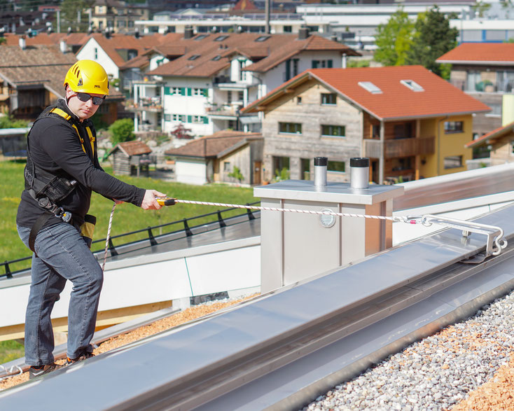 Mann sichert sich auf Ausdach dank First Tec