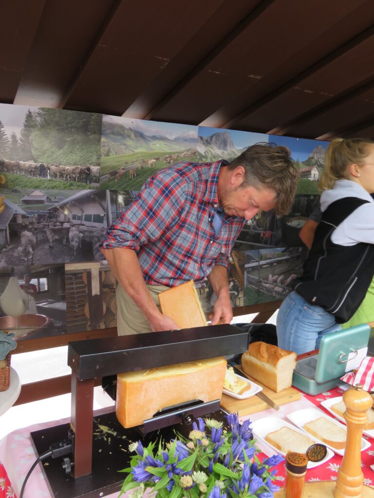 Die Familie Riebli aus Giswil präsentiert ihren leckeren Alp-Raclettekäse am O Sole Bio