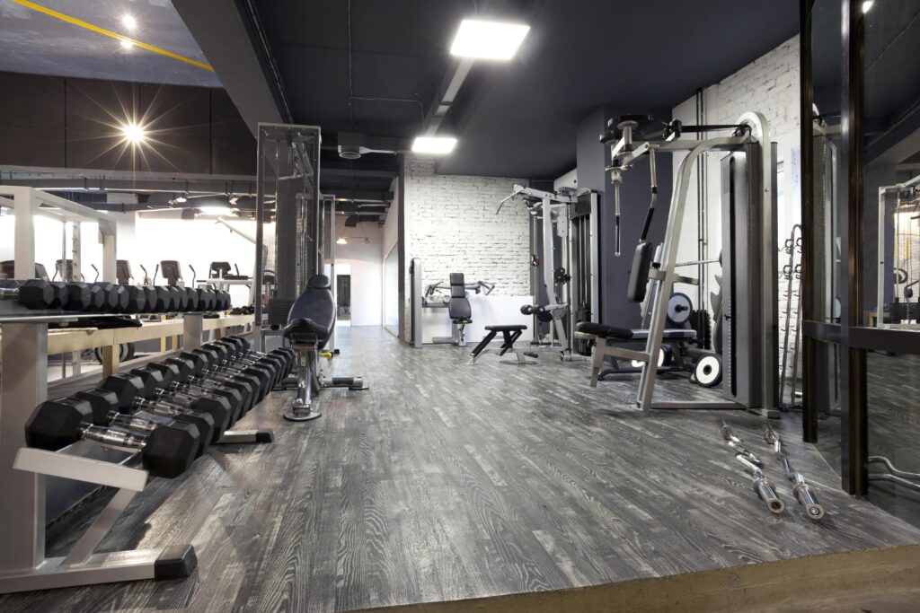 Ein leeres Fitnesscenter ganz in Grau