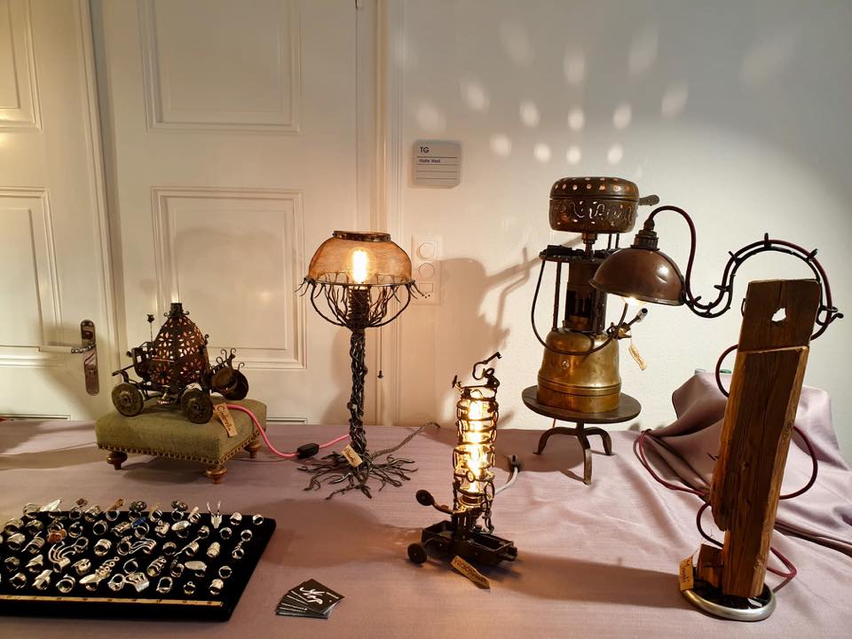 Einige Lampen des Künstlers stehen auf einem Tisch und werden bei AUS-ZUG präsentiert.