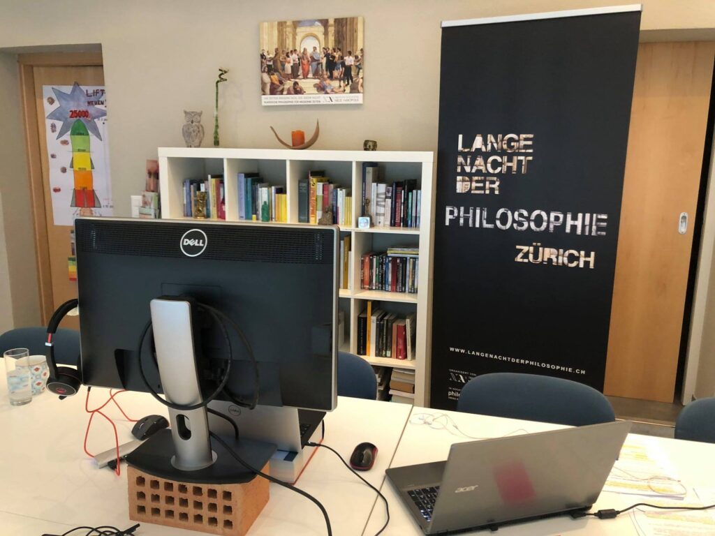 Ein Home-Office mit dem Plakat der Langen Nacht der Philosophie.