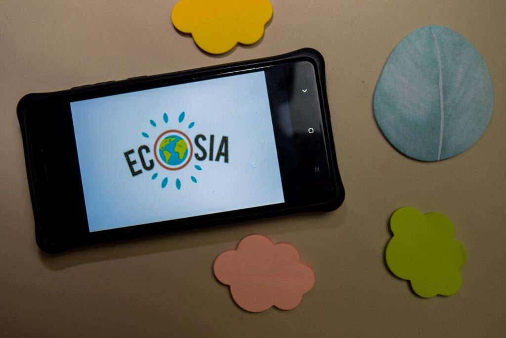 Ein Handy zeigt das Logo von Ecosia.