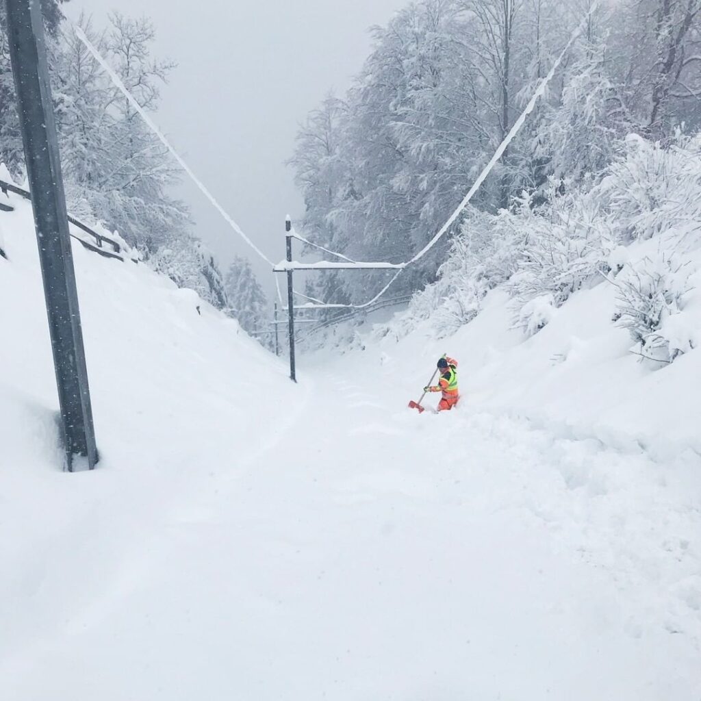 Die Zugerbergbahn versinkt im Schnee.