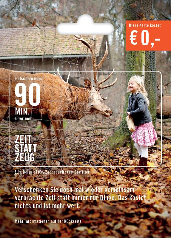 Eine Postkarte von "Zeit statt Zeug" zeigt einen Elch und ein kleines Mädchen, das es anlacht.