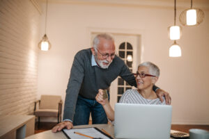 Senioren beim Onlineshopping