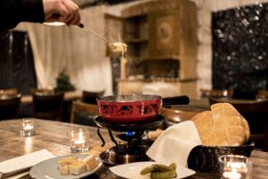 Fondue zieht Fäden im Fondue-Zelt im Secret Garden Zug