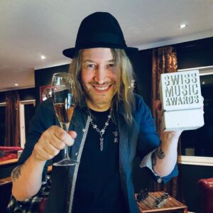 Nic Maeder von Gotthard präsentiert den Swiss Music Award