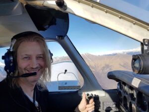Nic Maeder von Gotthard als Pilot im Flugzeug