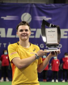 Dominic Stricker zeigt den Pokal für den Turniersieg in Lugano