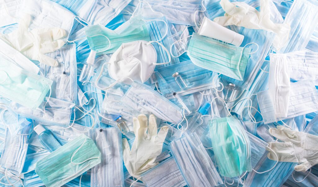 Ein Haufen von benutzten Hygienemasken.