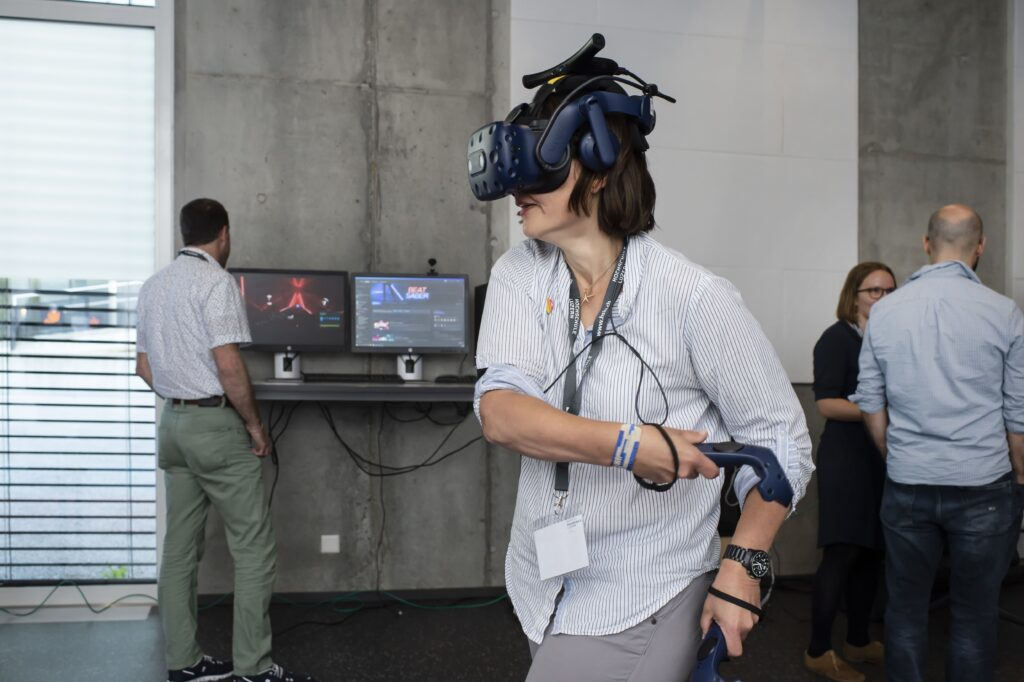 VR-Headset und Controllern
