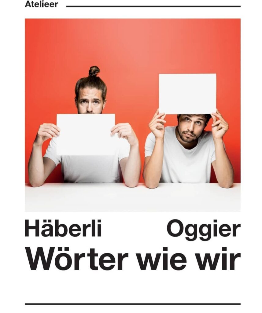 Das Plakat zum Leseprogramm zeigt das Duo in weissen T-Shirts vor einem orangem Hintergrund.